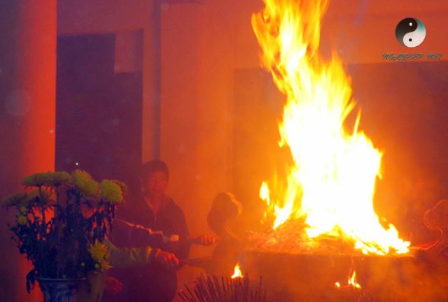 Quan niệm của người Việt khi cháy bát hương