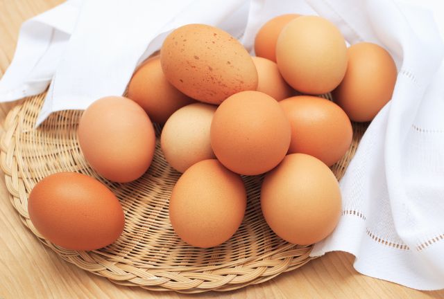 Trong mộng thấy nhặt được nhiều trứng gà tốt hay xấu?